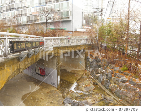 Alleyway, snow scene, stairs, redevelopment, iron gate Alleyway, snow scene, stairs, redevelopment, iron gate 87897709
