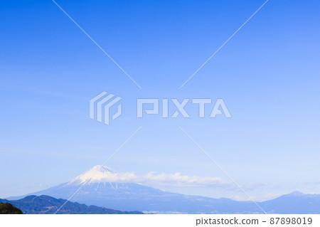 [Shizuoka] Mt. Fuji shining in the blue sky 87898019
