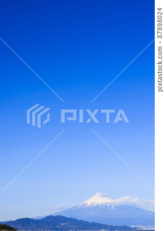 [Shizuoka] Mt. Fuji shining in the blue sky 87898024