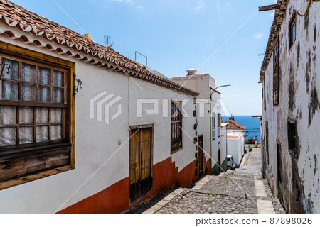 Typical houses in the traditional La Canela Quarter in Santa Cruz de la Palm 87898026
