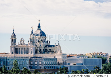 Cityscape of Madrid with Almudena Cathedral and Royal Palace 87898031