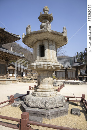 stone lanterns in the temple stone lanterns in the temple 87898053