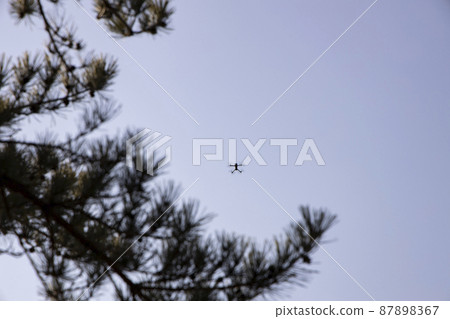 漂浮在空中的無人機 漂浮在空中的無人機 87898367