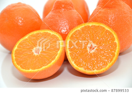 Ponkan-like citrus citrus and its cuts and juices 87899533