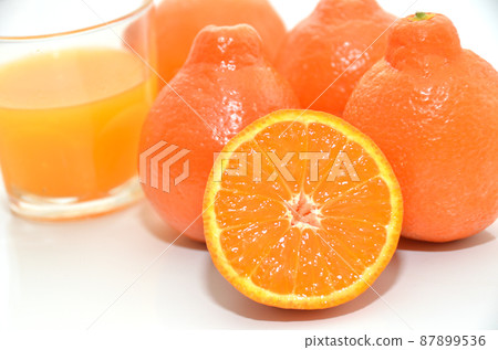 Ponkan-like citrus citrus and its cuts and juices 87899536