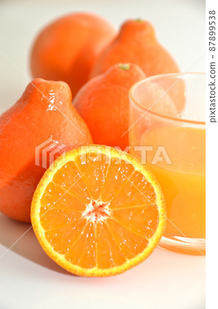 Ponkan-like citrus citrus and its cuts and juices 87899538