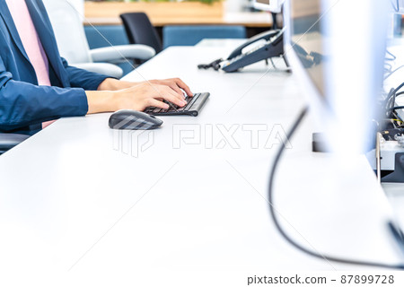一個在免費地址辦公室工作的人的圖像剪輯 一個在免費地址辦公室工作的人的圖像剪輯 87899728