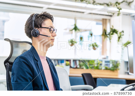 一個在免費地址辦公室工作的人 一個在免費地址辦公室工作的人 87899730