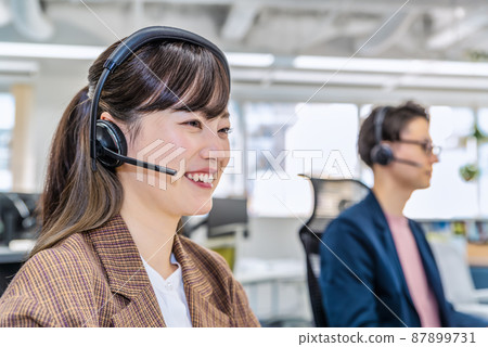 在自由地址辦公室工作的商人和女商人 87899731