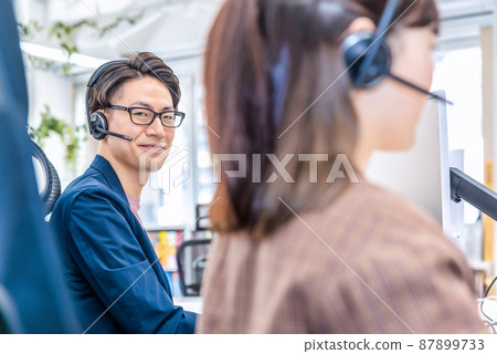 在自由地址辦公室工作的商人和女商人 在自由地址辦公室工作的商人和女商人 87899733