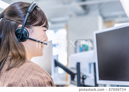 在免費地址辦公室工作的女性 在免費地址辦公室工作的女性 87899734