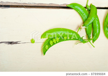hearthy fresh green peas 87899884