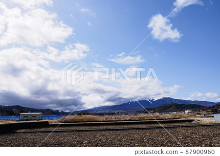 Winter in Susono City, Shizuoka Prefecture, with Mt. Fuji and Susukino 87900960
