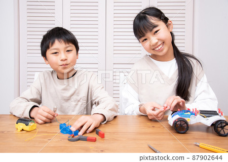 Elementary school boys and girls doing independent studies at home Elementary school boys and girls doing independent studies at home 87902644