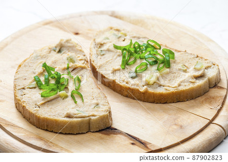 cracklings spread on bread with spring onion 87902823