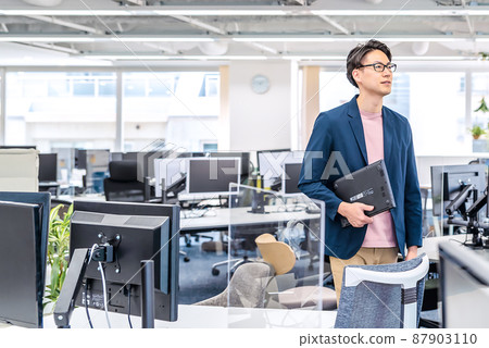 一個在免費地址辦公室工作的商人 87903110