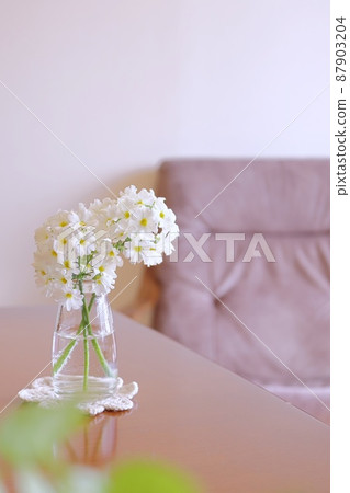帶花的客廳春天圖像背景垂直 帶花的客廳春天圖像背景垂直 87903204