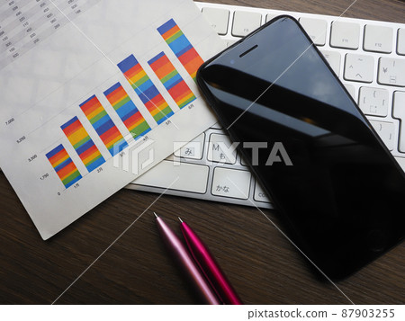 圖表、PC、智能手機的商業形象(女性) 圖表、PC、智能手機的商業形象(女性) 87903255