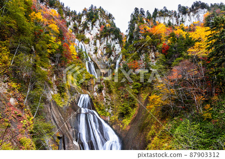 [Hokkaido / Tenninkyo] Hagoromo Falls that colors late autumn October 87903312
