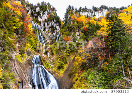 [Hokkaido / Tenninkyo] Hagoromo Falls that colors late autumn October 87903313