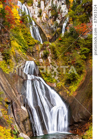 [Hokkaido / Tenninkyo] Hagoromo Falls that colors late autumn October 87903314