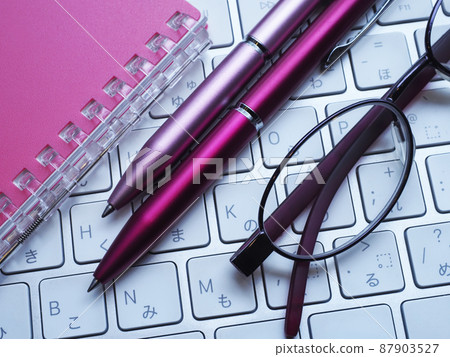 Business image of notebook, personal computer, glasses (female) 87903527