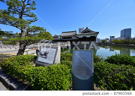 藍天中的廣島城 太鼓塔二之丸表參道 87903566