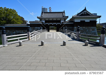 藍天中的廣島城 太鼓塔二之丸表參道 87903567