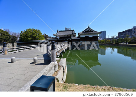 藍天中的廣島城 太鼓塔二之丸表參道 藍天中的廣島城 太鼓塔二之丸表參道 87903569