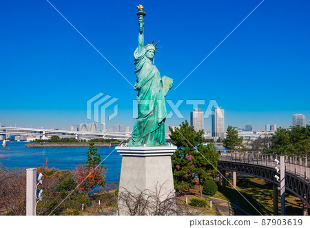 Boardwalk around the Statue of Liberty in Odaiba (Minato-ku, Tokyo) Boardwalk around the Statue of Liberty in Odaiba (Minato-ku, Tokyo) 87903619