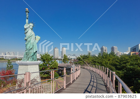 台場自由女神像周圍的木板路（東京都港區） 87903625