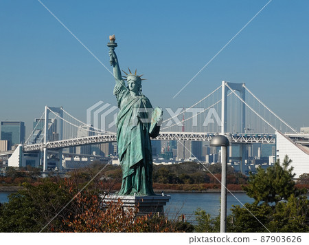 台場自由女神像周圍的木板路（東京都港區） 87903626