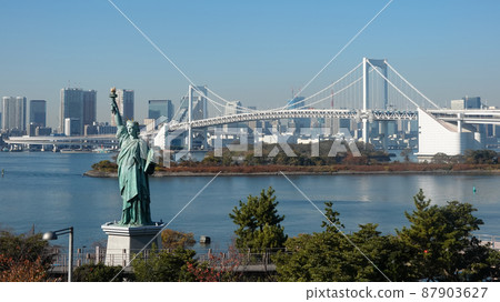 台場自由女神像周圍的木板路(東京都港區) 台場自由女神像周圍的木板路(東京都港區) 87903627