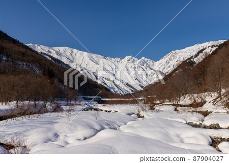 From the Snow Hike on the Matsukawa Riverbed in Hakuba Town to the Northern Alps of Snow 87904027