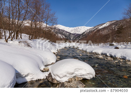 從白馬町松川河床的雪地徒步到雪的北阿爾卑斯 從白馬町松川河床的雪地徒步到雪的北阿爾卑斯 87904030