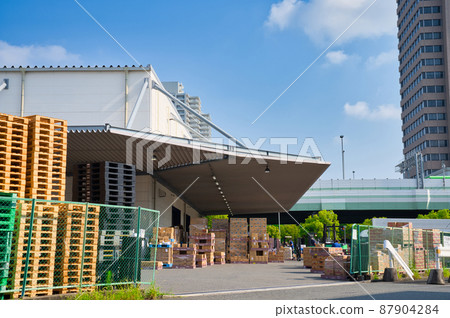 [Osaka] July ・ Workers working in warehouses 87904284