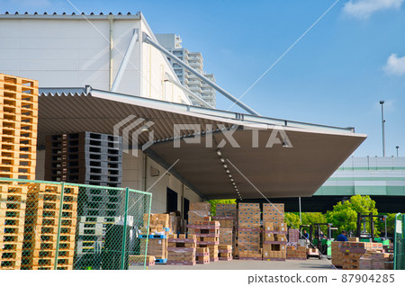 [Osaka] July ・ Workers working in warehouses 87904285