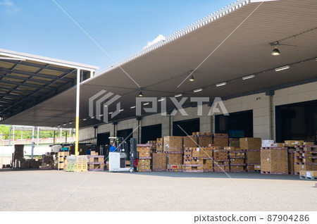 [Osaka] July ・ Workers working in warehouses 87904286