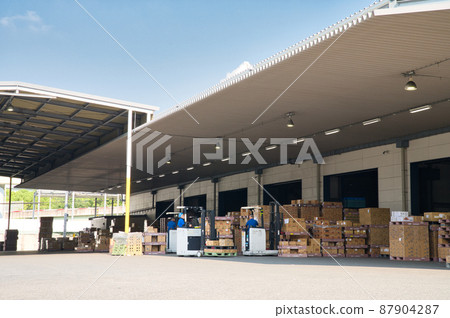 [Osaka] July ・ Workers working in warehouses 87904287