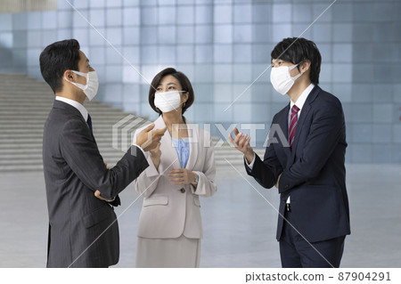三個戴著口罩說話的商務人士 三個戴著口罩說話的商務人士 87904291