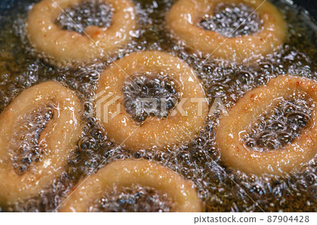 Fried onion rings 87904428