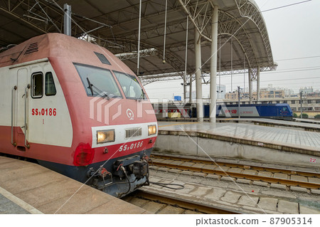 中鐵客運列車廣州東至北京西京特快T98鄭州站 中鐵客運列車廣州東至北京西京特快T98鄭州站 87905314