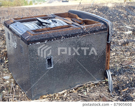 Oversized garbage burned in the open, illegally dumped garbage problem Oversized garbage burned in the open, illegally dumped garbage problem 87905608