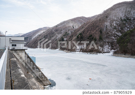 那萊大壩在春天與厚厚的冰 87905929