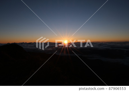 The sunrise that illuminates the darkness on the mountain 87906553