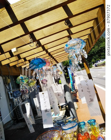 Wind chimes and summer breeze Wind chimes and summer breeze 87907372