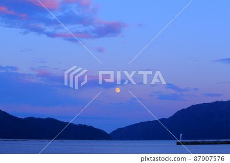 滿月，月亮，十五夜，秋天，晚霞，日落 87907576