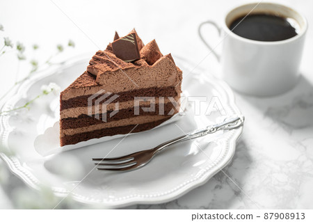 巧克力蛋糕和咖啡白色背景材料 87908913