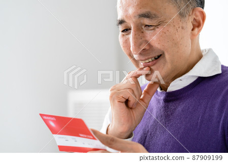 老人高興地看到存摺 老人高興地看到存摺 87909199