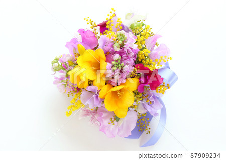 Arrangement of mimosa and freesia 87909234